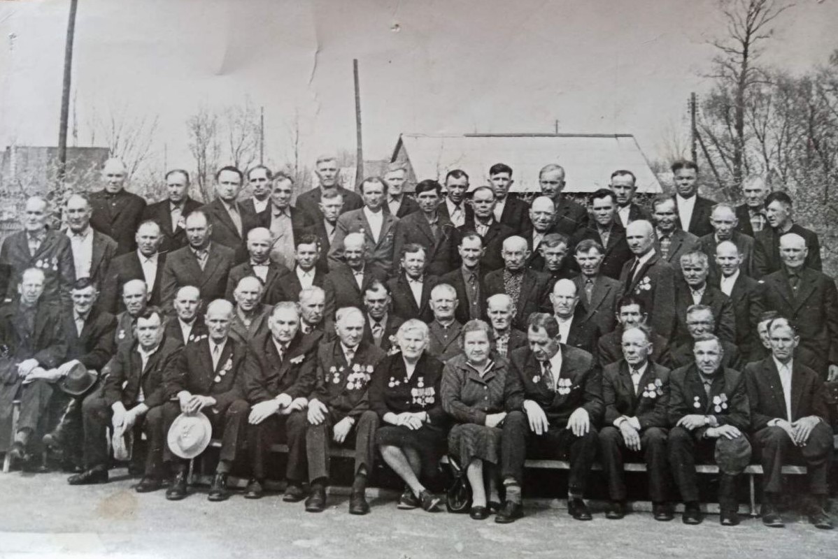  Фото из личного архива. Встреча боевых товарищей (третий справа в третьем ряду)